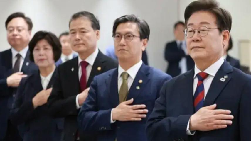 韩总统李在明主持会议，审议通过两项特检法调查尹锡悦夫妇|界面新闻 · 快讯