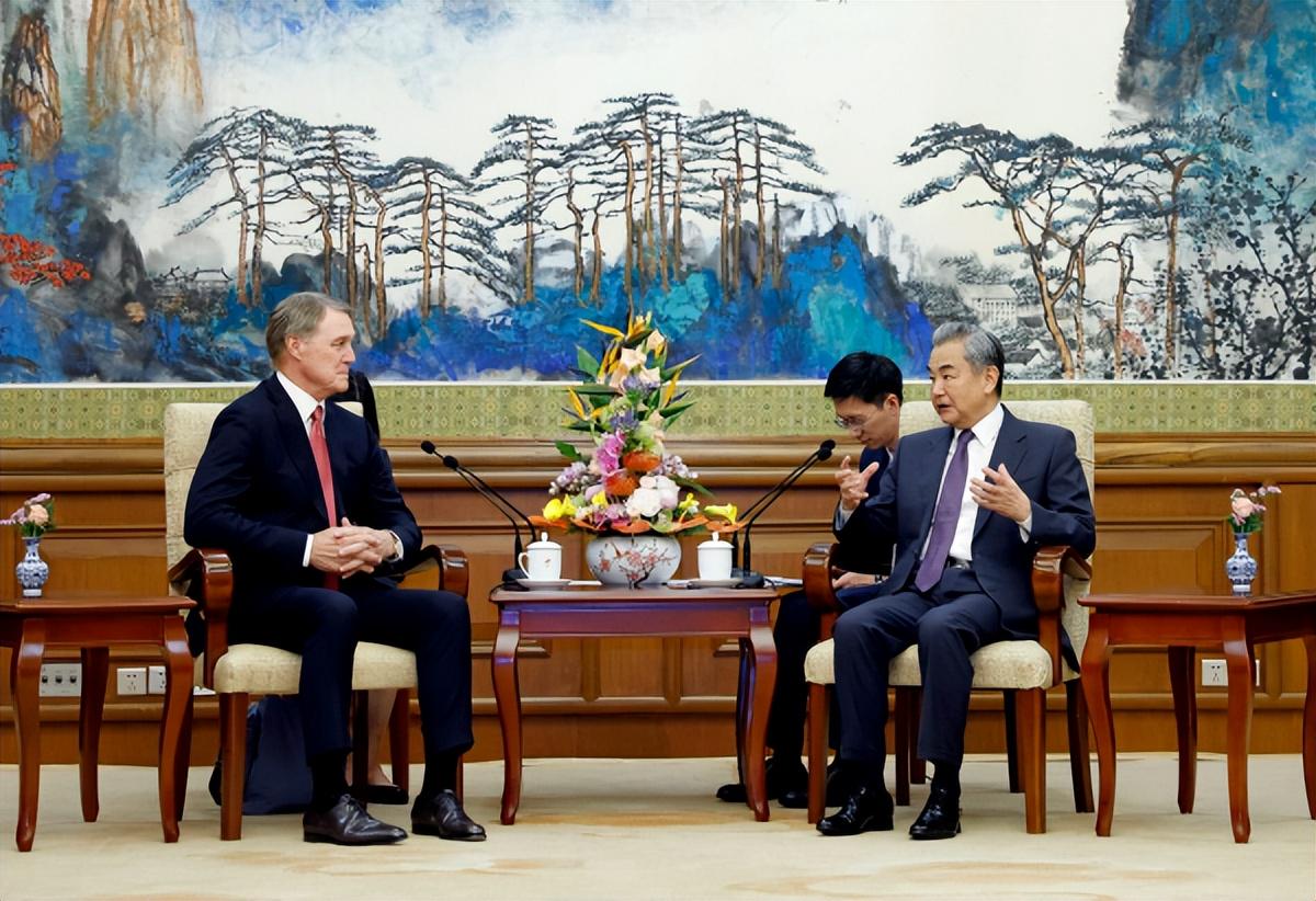 公安部部长王小洪会见美国驻华大使庞德伟|界面新闻 · 快讯