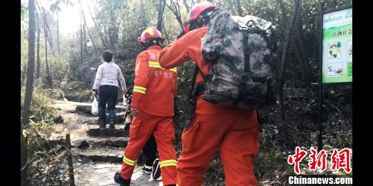 数名中国游客在格鲁吉亚徒步过程中出现体力不支、被困山区，中使馆发布安全提醒|界面新闻 · 快讯